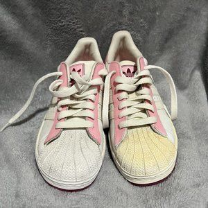 ADIDAS Big Kids Vintage Adidas white with pink stripes Size 4US